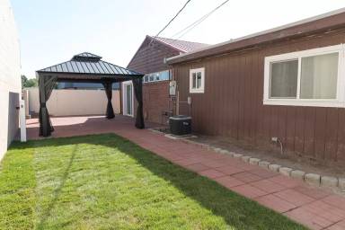 Main picture of 398 SW 12th St