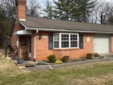 Main picture of 910 Windridge Dr