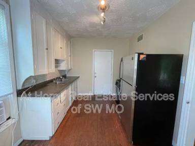 Main picture of 530 W Mount Vernon St