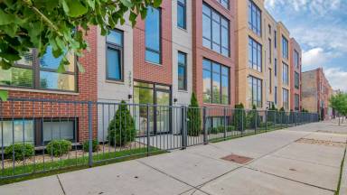 Main picture of 3643 W Montrose Ave