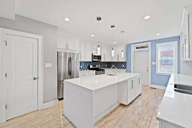 Main picture of 2139 Victor St