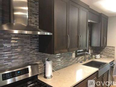 Main picture of 5221 N Diversey Blvd