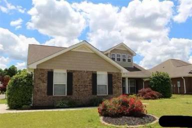 Main picture of 105 NW Ella Ct