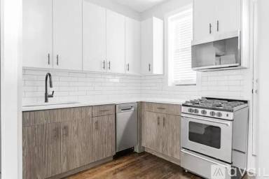 Main picture of 2957 N Milwaukee Ave
