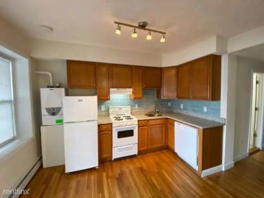 Main picture of 1054 Cambridge St