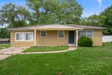 Main picture of 8360 High St