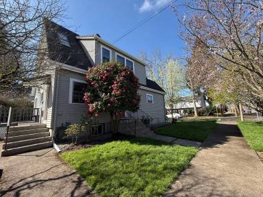 Main picture of 1036 NE Cowls St