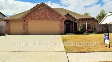 Main picture of 613 S Silver Leaf Dr