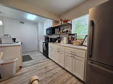 Main picture of 202 N Kealy Ave