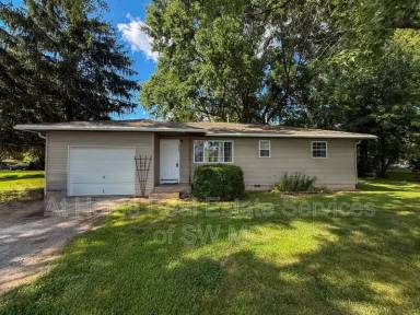 Main picture of 605 W Bluegrass Rd
