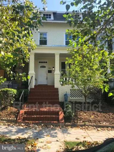 Main picture of 902 Emerson St NW