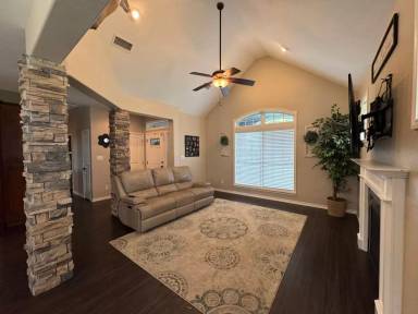Main picture of 102 Lexington Ln