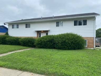 Main picture of 906 W Lake Ave