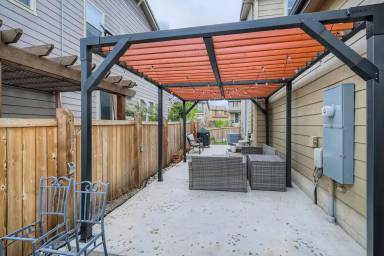 Main picture of 10064 Hough Pt