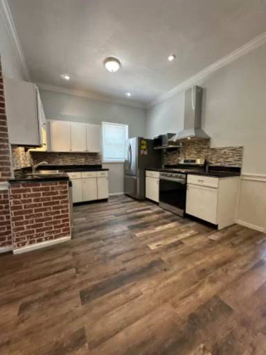 Main picture of 700 Columbia St