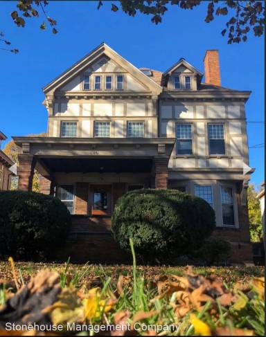 Main picture of 446 W 10th St