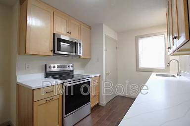 Main picture of 2113 E Oak St