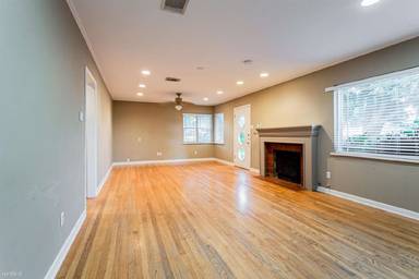 Main picture of 1008 E Live Oak St