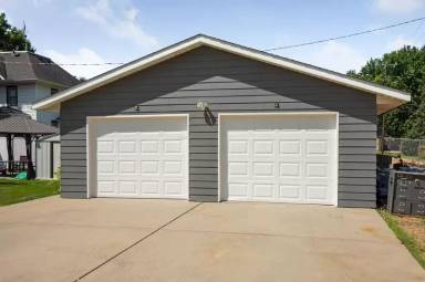 Main picture of 212 Lake St E