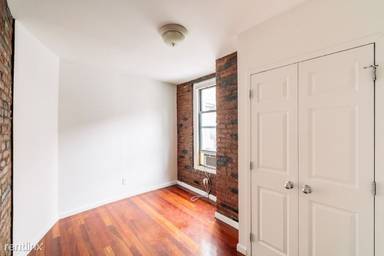 Main picture of 141 W 10th St