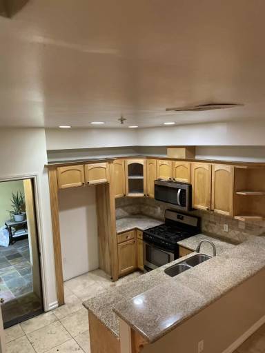 Main picture of 14531 Vose St