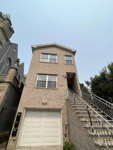 Main picture of 605 Bergen Ave