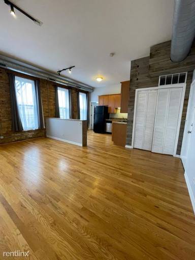 Main picture of 2758 W Fullerton Ave