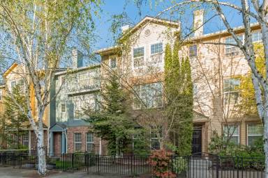 Main picture of 875 NE Caden Ave