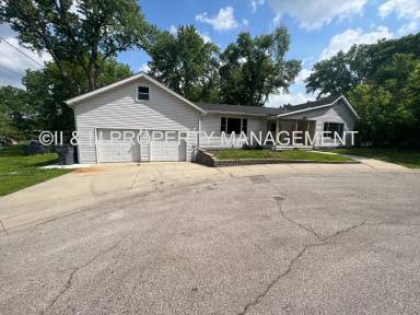 Main picture of 310 W Poplar St