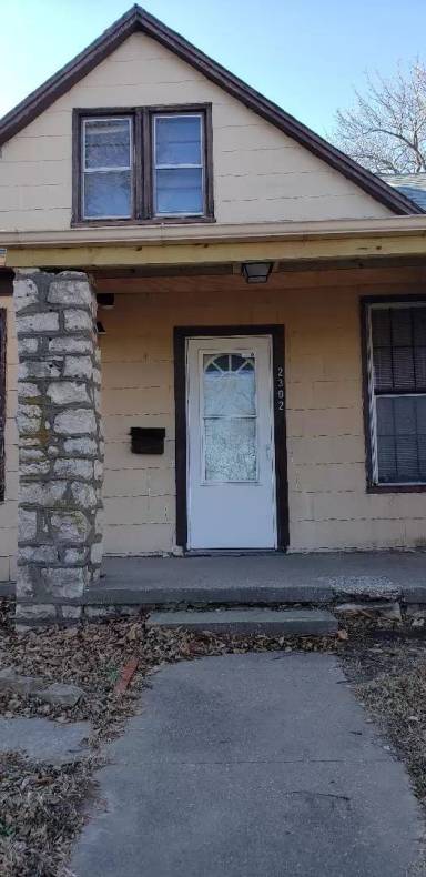 Main picture of 2302 S 19th St