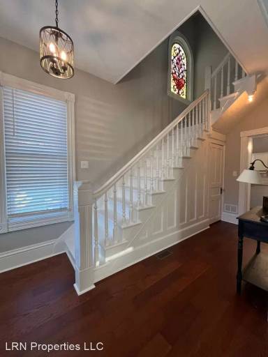 Main picture of 104 1st St