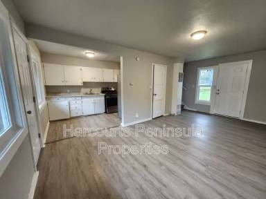 Main picture of 2831 NE Center St