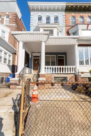 Main picture of 5003 Pine St