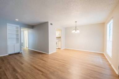 Main picture of 2401 Leon St