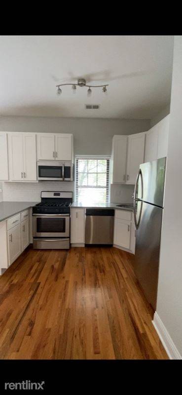 Main picture of 3032 N Milwaukee Ave
