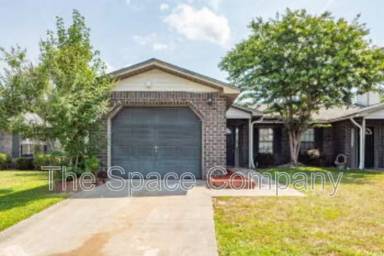 Main picture of 404 Erskine St