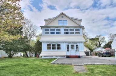 Main picture of 19 Maple Ave N