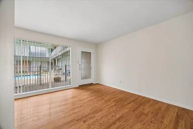 Main picture of 3703 Roseland St