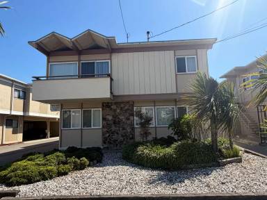 Main picture of 863 Commercial Ave