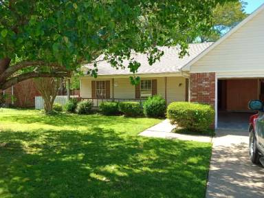 Main picture of 103 Live Oak Dr