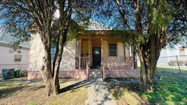 Main picture of 1118 W 16th St