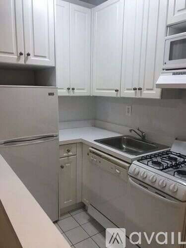 Main picture of 1588 York Ave