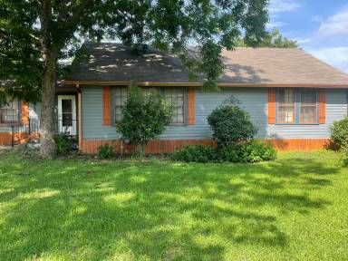 Main picture of 103 S Strauss Dr