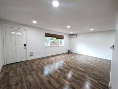 Main picture of 2307 S Ferry St
