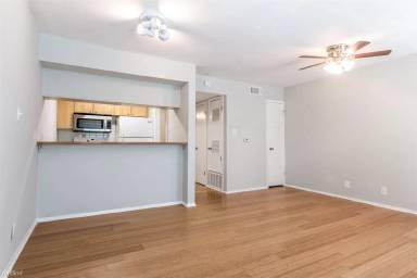 Main picture of 900 E 13th St
