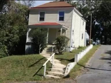 Main picture of 326 Willow St