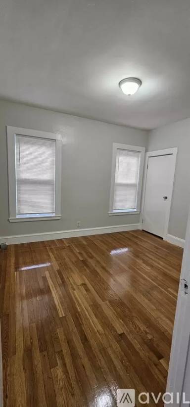 Main picture of 992 River St