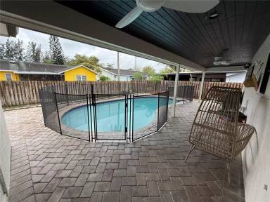 Main picture of 11100 NW 21st St