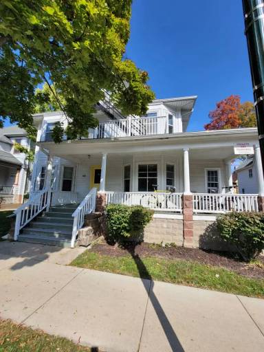 Main picture of 309 N Pinckney St