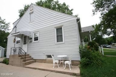 Main picture of 1209 1/2 13th Ave NE